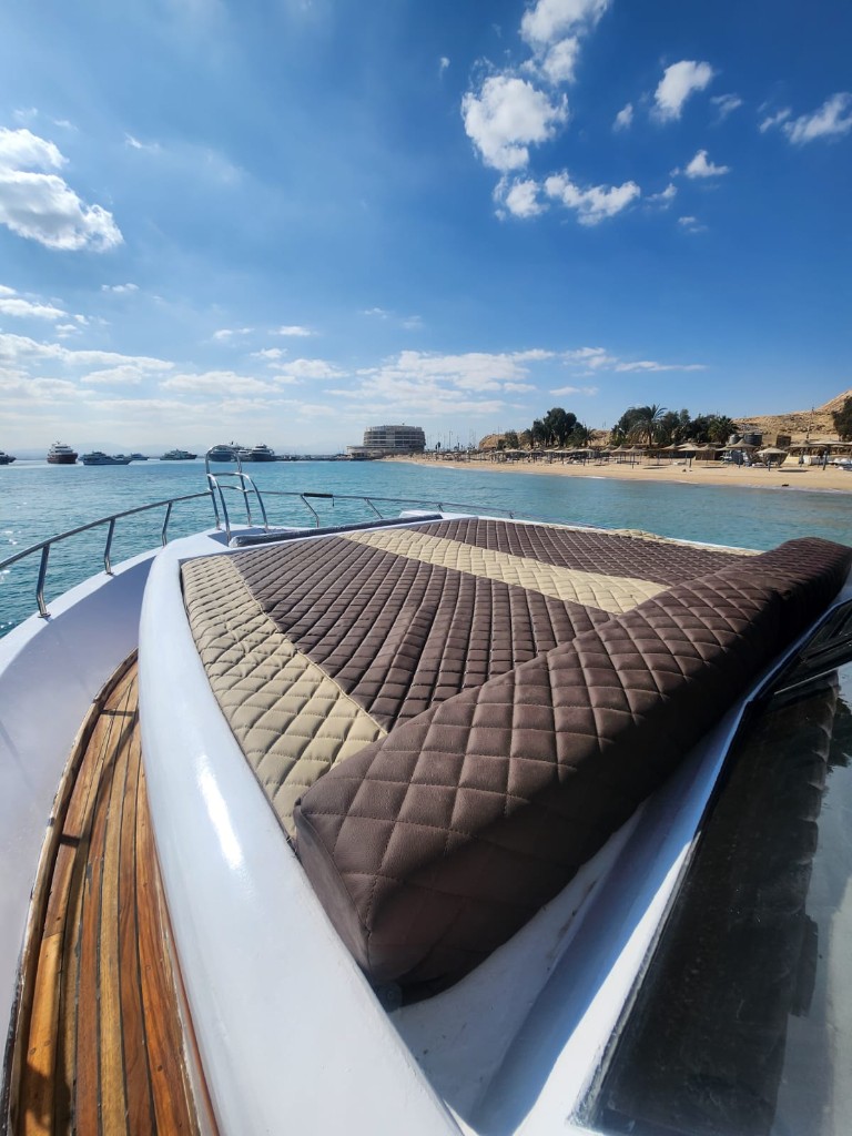 Bug des weißen Boots vor Strand und Meer in Hurghada