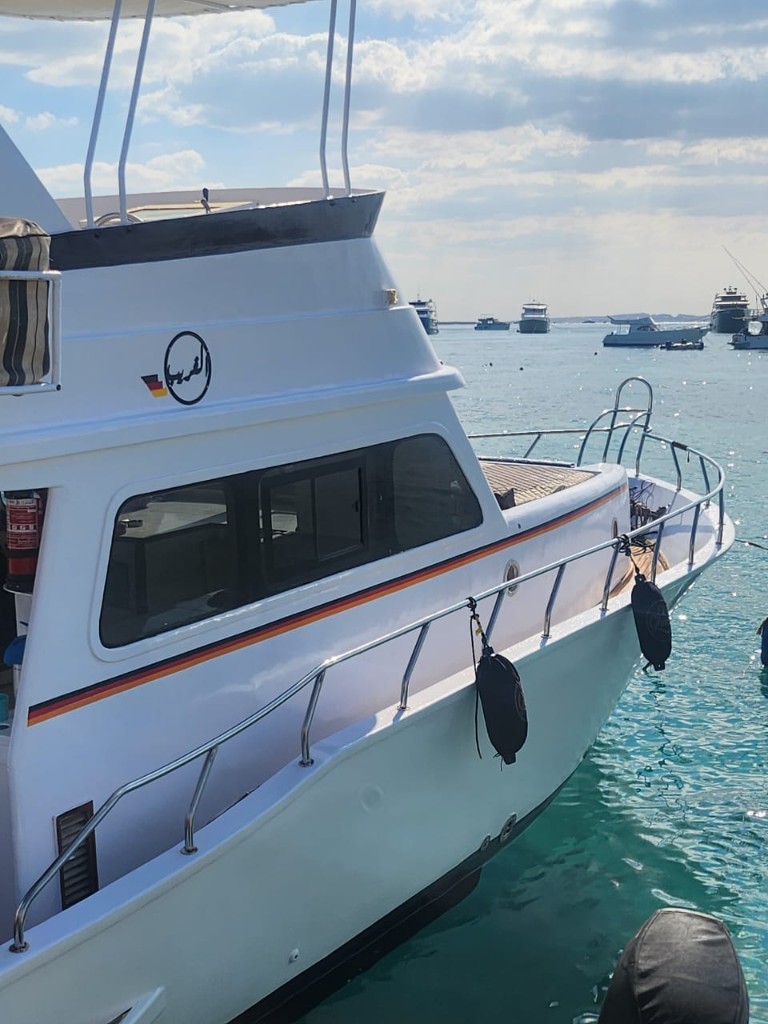 Weißes Motorboot mit deutscher Flagge im Hafen von Hurghada